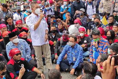 Gubernur DKI Jakarta Anies Baswedan (tengah) saat menemui massa buruh dari FSMPI DKI Jakarta di depan Balai Kota, Jakarta, 29 November 2021. Tempo/M Julnis Firmansyah