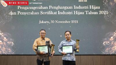 Penghargaan Industri Hijau Level 5 dari Kementerian Perindustrian (Kemenperin) yang diterima dua unit usaha Asia Pulp & Paper.