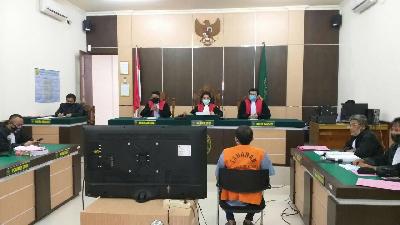 Diananta Putera Sumedi saat mengikuti sidang vonis di Pengadilan Negeri (PN) Kotabaru, 21 Juli 2020. Dok Koalisi untuk Masyarakat Adat dan Kebebasan Pers