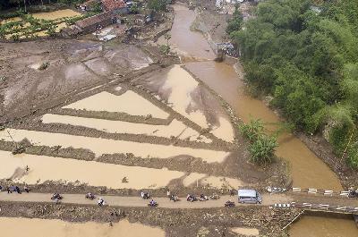 Foto udara lahan pertanian yang diterjang banjir di Kampung Cilowa, Kecamatan Sukawening, Kabupaten Garut, Jawa Barat, 28 November 2021. ANTARA/Adeng Bustomi