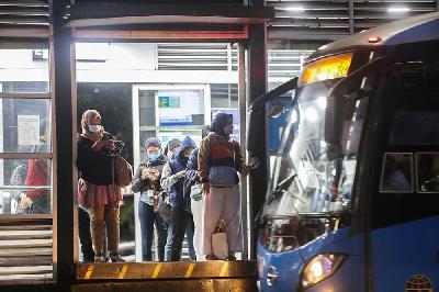 Calon penumpang menunggu kedatangan bus transjakarta di Halte Dukuh, Jakarta, 29 November 2021. Tempo/Hilman Fathurrahman W