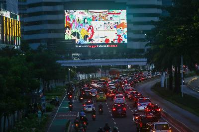 Kendaraan memadati kawasan Jalan Jenderal Sudirman, Jakarta, 29 November 2021. Tempo/Hilman Fathurrahman W