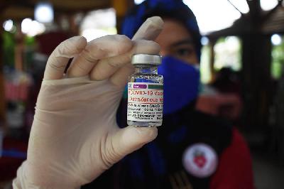 Petugas kesehatan menunjukan vial vaksin Covid-19 AstraZeneca dosis 2 untuk warga  di Bandung, 30 November 2021. TEMPO/Prima mulia