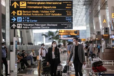 Warga Negara Asing di Terminal 3 Bandara Internasional Soekarno-Hatta, Tangerang, Banten, 29 November 2021. ANTARA/Fauzan