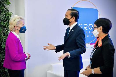 Presiden Komisi Eropa Ursula von der Leyen (kiri), Presiden Joko Widodo, dan Menteri Luar Negeri Retno Marsudi di sela-sela KTT G20 di Roma, Italia, 31 Oktober 2021. ANTARA/Biro Pers Media Kepresidenan/Laily Rachev