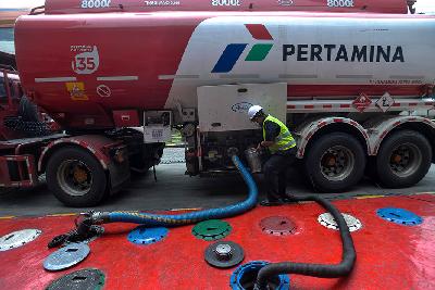 Pengisian bahan bakar yang merupakan sektor hilir migas di SPBU Pertamina kawasan Kuningan, Jakarta, 10 Februari 2021. Tempo/Tony Hartawan