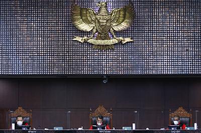 Sidang putusan gugatan Undang-Undang Nomor 11 Tahun 2020 tentang Cipta Kerja yang diajukan kelompok buruh di Mahkamah Konstitusi, Jakarta, 25 November 2021. ANTARA/Rivan Awal Lingga/wsj.