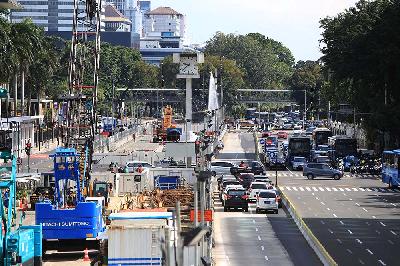 Pembangunan Moda Raya Terpadu (MRT) fase dua di jalan MH Thamrin, Jakarta, 25 Maret 2021. TEMPO/Subekti