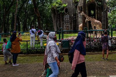 Pengunjung berlibur di Taman Margasatwa Ragunan, Jakarta, 26 Desember 2020. Tempo/Hilman Fathurrahman W