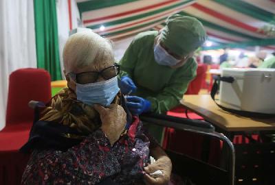Vaksinasi Covid-19 bagi kelompok lanjut usia di Jakarta, 25 Mei 2021. TEMPO/Subekti