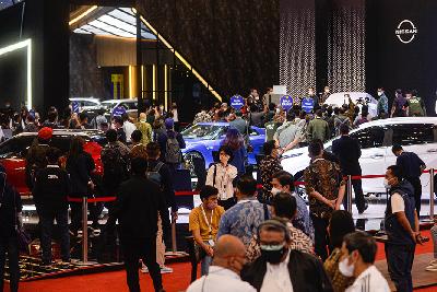 Pengunjung memadati pameran otomotif Gaikindo Indonesia International Auto Show (GIIAS) 2021 di ICE BSD City, Tangerang Banten, 9 November 2021. TEMPO/Tony Hartawan