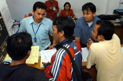 Karyawan melayani nasabah di Bank Perkreditan Rakyat (BPR), Bogor, Jawa Barat,. Dokumentsi TEMPO/ Arie Basuki
