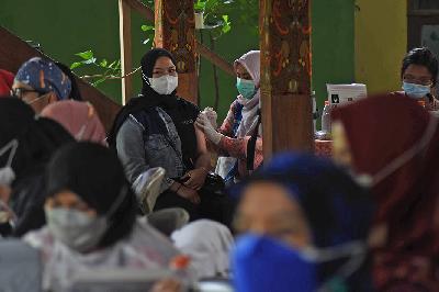 Warga mendapat vaksin Covid-19 di Saung Angklung Udjo, Bandung, Jawa Barat, 30 November 2021. TEMPO/Prima mulia
