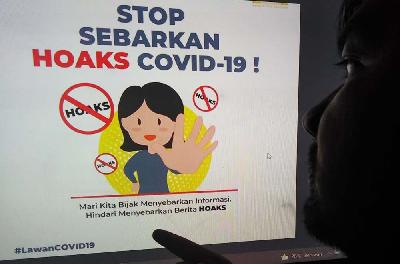 Ilustrasi seorang pria melihat informasi terkait "Stop Sebarkan Hoaks Covid-19", 2 Desember 2021. Tempo/Bintari Rahmanita