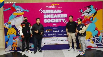 Menteri BUMN Erick Thohir saat mengunjungi Urban Sneaker Society (USS) di Jakarta Convention Center, Senayan, Jakarta, Jumat 3 Desember 2021.
