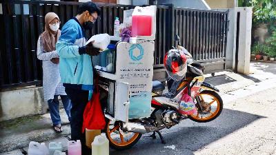 Pengisian atau pembelian barang kebutuhan rumah tangga isi ulang melalui Siklus, di Pondok Ranji, Tangerang Selatan, Banten, 2 Desember 2021/Tempo/Jati Mahatmaji