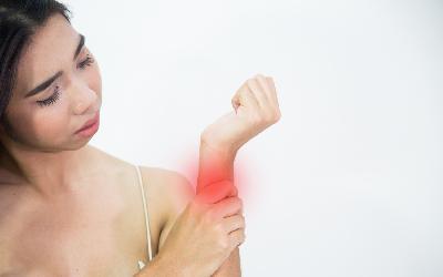 Rheumatoid arthristis dapat ditandai dengan nyeri berkepanjangan di bagian sendi sendi kecil seperti jari tangan dan pergelangan tangan. Shutterstock