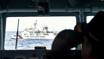 Kapal Penjaga Laut China terlihat dari kapal Angkatan Laut Indonesia saat berpatroli di laut Zona Ekonomi Eksklusif Indonesia di utara pulau Natuna, Indonesia, 11 Januari 2020. ANTARA/M Risyal Hidayat