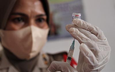 Petugas medis memasukan cairan vaksin kedalam spoit suntik saat vaksinasi COVID-19 di Polsek Kemaraya, Kendari, Sulawesi Tenggara, 2 Desember 2021.  ANTARA/Jojon