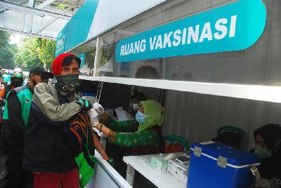 Petugas menyuntik vaksin Covid-19 di Bandung, Jawa Barat, 9 November 2021.  TEMPO/Prima Mulia