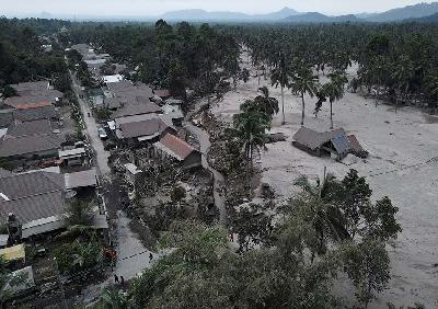 Rumah-rumah yang rusak pasca terkena dampak letusan Gunung Semeru di Desa Sumber Wuluh, Lumajang, Jawa Timur, 5 Desember 2021. REUTERS/Willy Kurniawan