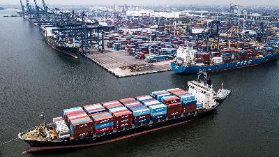 Container cargo ships at Tanjung Rriok Port, Jakarta, in September.
Tempo/Tony Hartawan
