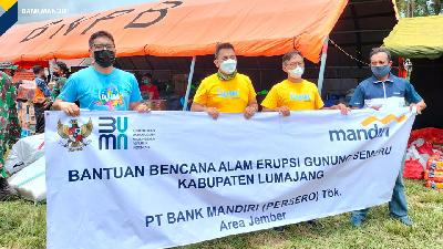 Penyaluran bantuan kemanusiaan bagi korban erupsi Gunung Semeru yang terletak di Kabupaten Malang dan Kabupaten Lumajang, Jawa Timur oleh Bank Mandiri.