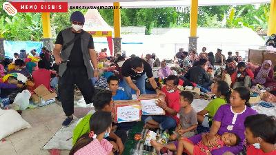 Penyaluran bantuan kemanusiaan untuk pengungsi erupsi Gunung Semeru di Lumajang, Jawa Timur.