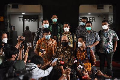 Sejumlah mantan pegawai KPK memberikan keterangan kepada wartawan usai mengikuti Sosialisasi Pengangkatan, Orientasi dan Pelatihan PNS Tahun 2021 di Gedung Transnational Crime Center (TNCC) Mabes Polri, Jakarta, 6 Desember 2021. ANTARA/Indrianto Eko Suwarso