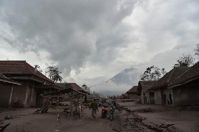 Warga melihat kondisi rumahnya yang rusak akibat terdampak erupsi gunung Semeru di Kampung Umbulan, Dusun Sumbersari, Kecamatan Pronojiwo, Lumajang, Jawa Timur, 6 Desember 2021. TEMPO/Aris Novia Hidayat