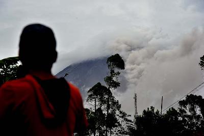 Luncuran awan panas gunung Semeru dari Desa Supiturang, Kecamatan Pronojiwo, Lumajang, Jawa Timur, 6 Desember 2021. TEMPO/Aris Novia Hidayat
