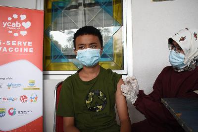 Seorang anak usia 12 tahun mendapat vaksin Covid-19 dosis 2 di gedung Pusat Dakwah Islam, Bandung, Jawa Barat, 22 November 2021. TEMPO/Prima Mulia