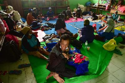 Pengungsi terdampak erupsi gunung Semeru di Gedung Sekolah, Desa Supiturang, Kecamatan Pronojiwo, Lumajang, Jawa Timur, 5 Desember 2021. Tempo/Aris Novia Hidayat