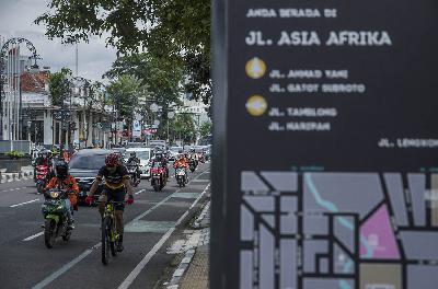 Pengendara melintasi ruas jalan Asia Afrika Kota Bandung, Jawa Barat, 6 Desember 2021.  ANTARA/Novrian Arbi