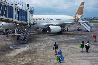 Sejumlah penumpang menuju pesawat maskapai Super Air Jet tujuan Jakarta di Bandara Internasional Lombok, Nusa Tenggara Barat, 4 Desember 2021. TEMPO/Nita Dian