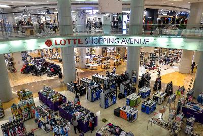 Suasana Lotte Shopping Avenue saat Pemberlakuan Pembatasan Kegiatan Masyarakat (PPKM) level 2 di Jakarta, 2 Desember 2021.  TEMPO/Tony Hartawan