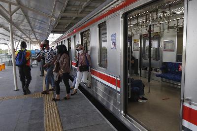Penumpang Commuter Line di Stasiun Manggarai, Jakarta, 2 Desember 2021. TEMPO/Muhammad Hidayat