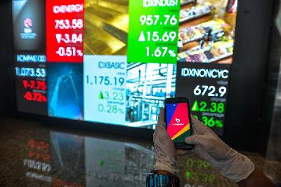 Aplikasi belanja online BukaLapak di depan layar pergerakan saham di Bursa Efek Indonesia, 6 Agustus 2021. Tempo/Tony Hartawan