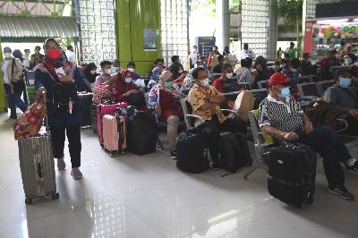 Penumpang Kereta Api Indonesia menunggu di Stasiun Gambir, Jakarta, 19 November 2021.TEMPO/Muhammad Hidayat