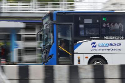 Bus Transjakarta melintas di halte Harmoni, Jakarta, 15 Januari 2021. TEMPO/Nita Dian