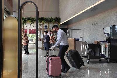 Pegawai membawakan koper tamu di hotel Mercure Jakarta Gatot Subroto, Jakarta, 6 Juli 2021. Mercure Jakarta Gatot Subroto menjadi salah satu hotel karantina pelaku perjalan luar negeri. TEMPO/Nita Dian