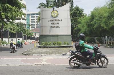 Gerbang Universitas Negeri Jakarta, Jakarta, 8 Desember 2021.  TEMPO/Muhammad Hidayat