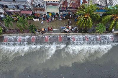 Banjir rob memutus jalan penghubung Ancol dan Pluit di Pelabuhan Sunda Kelapa,  Jakarta, 7 Desember 2021. TEMPO/Subekti