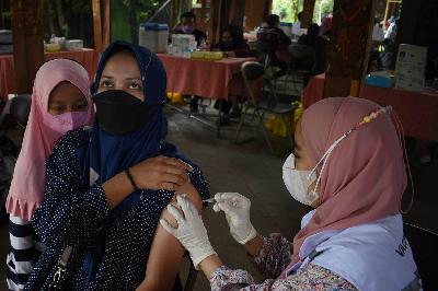 Warga mendapat vaksin Covid-19 AstraZeneca dosis 2 di Saung Angklung Udjo, Bandung, Jawa Barat, 30 November 2021. TEMPO/Prima mulia