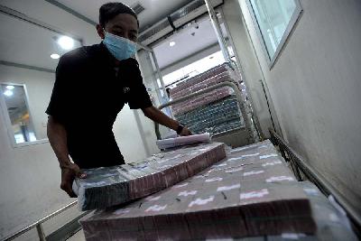 Bongkar muat uang kertas di cash center Bank Mandiri, Jakarta, 14 April 2021. Tempo/Tony Hartawan