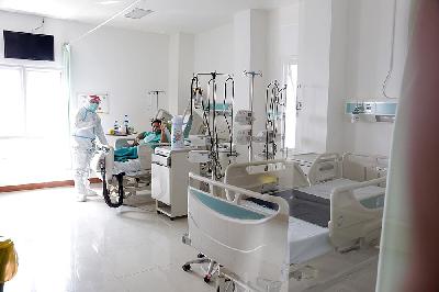 Tenaga Medis tengah merawat pasien Covid-19 di RSUD Kramat Jati, Jakarta, 26 Agustus 2021. TEMPO/M Taufan Rengganis