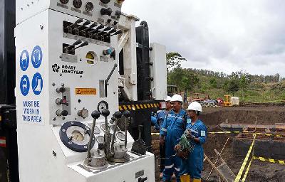 Ilustrasi pekerja PT Medco Cahaya Geothermal di Desa Blawan, Sempol, Bondowoso, Jawa Timur. ANTARA/SENO