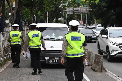 Petugas kepolisian memberhentikan kendaraan yang memasuki jalur khusus Transjakarta saat Operasi Zebra Jaya 2021 di Jalan Arteri Pondok Indah, Jakarta, 15 November 2021. ANTARA/Hafidz Mubarak A