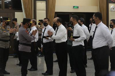 Kapolri Listyo Sigit Prabowo memberi salam kepada sejumlah mantan pegawai KPK mengikuti pelantikan di Mabes Polri, Jakarta, 9 Desember 2021. TEMPO / Hilman Fathurrahman W