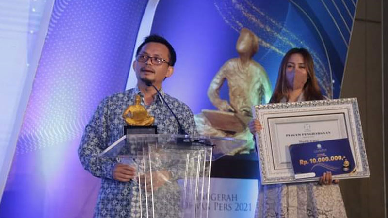 Redaktur Eksekutif Majalah Tempo Bagja Hidayat saat menerima penghargaan untuk Majalah Tempo dalam Anugerah Dewan Pers 2021 kategori Media Cetak., 9 Desember 2021. (foto: Dok. Tempo)